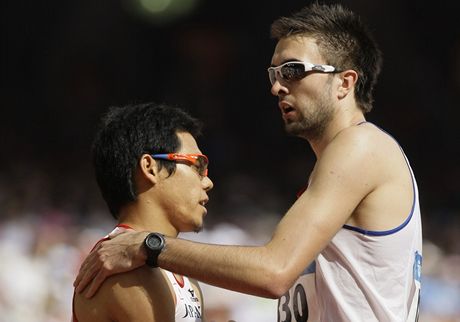 Japonec Yuzo Kanemaru a Brit Martyn Rooney si podávají ruku po bhu na 400 metr na olympiád v Pekingu 