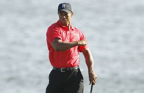Americký golfista Tiger Woods odpaluje na turnaji v Palm Beach Gardens