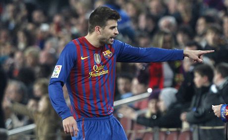 Obránce Barcelony Gerard Piqué byl vylouen v sobotním zápase proti Gijónu a pak tvrdil, e mu rozhodí udlil ervenou kartu schváln
