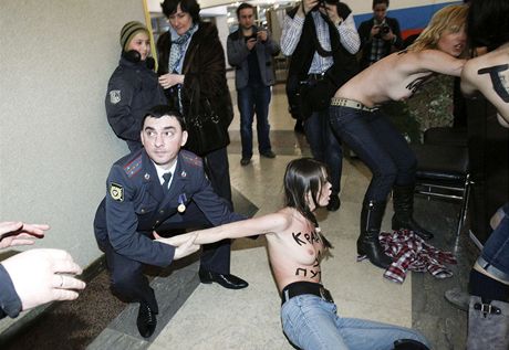 Aktivistky z Femen dorazily protestovat do Moskvy. 