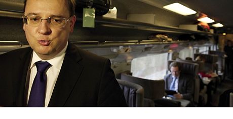 Petr Neas ve vlaku Eurostar z Londýna do Bruselu, kterým cestoval spolen s britským premiérem Davidem Cameronem na summit EU.