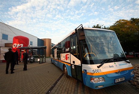 Spolenost E.ON v Brn 7. íjna 2010 pedstavila elektroautobus, na jeho testování se podílí
