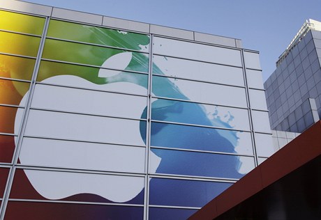 Vchod budovy Yerba Buena Center, do kterého Apple svolal novináe na mimoádnou tiskovku