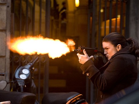 Gina Caranová zá�í jako ne�ekan� vybuchlá supernova.