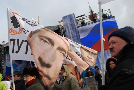 Na rozdíl od lidí na snímku ruský Che Guevara mezi stoupence Vladimira Putina...