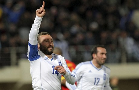 Řecký fotbalista Dimitris Salpingidis slaví gól v přípravném zápase proti Belgii  