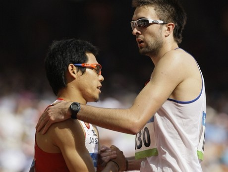 Japonec Yuzo Kanemaru a Brit Martyn Rooney si podávají ruku po bhu na 400 metr na olympiád v Pekingu 