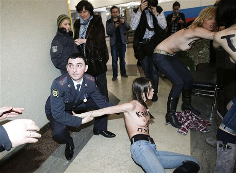 Aktivistky z Femen dorazily protestovat do Moskvy. 