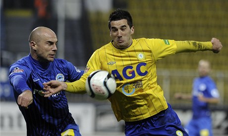 Liberecký hráč Jan Nezmar (vlevo) a Aidin Mahmutovič z Teplic