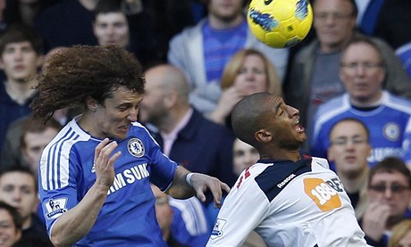 Vpravo obránce Chelsea David Luiz.
