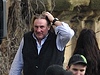 Herec Grard Depardieu (v pozad) se chyst na naten v kltee v Chotov na Plzesku