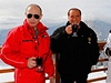 Pohoda na horách. Putin vera lyoval v areálu u Soi. Vpravo Dmitrij Medvedv, uprosted stojí bývalý italský premiér Silvio Berlusconi. 