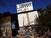 Místní komunita si tu zídila i vlastní knihovnu.