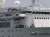 Cestující na lodi Costa Allegra vplouvající do pístavu v Mahé