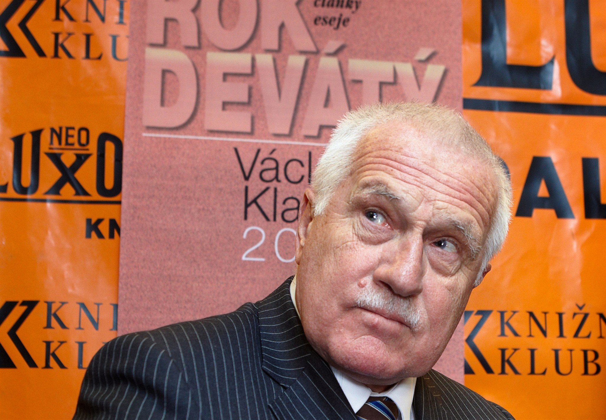 Václav Klaus p�i autogramiád� knihy Rok devátý