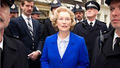 Na vrcholu kariéry. Film zachycuje ivot Margaret Thatcherové klipovit. Na snímku Jim Broadbent a Meryl Streepová 