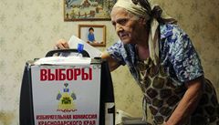 Mobilní urny vyu�ila i star�í �ena v jihoruském Krasnodaru. 