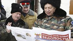 Ruští kozáci pročítají tisk před volební místností v Rostově na Donu.  | na serveru Lidovky.cz | aktuální zprávy