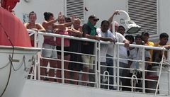 Cestující na lodi Costa Allegra vplouvající do pístavu v Mahé