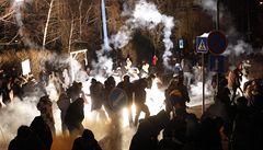 Slzn plyn a obuky. V Bratislav se vyostil protest proti korupci