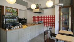 Z nenápadného interiéru výrazn� svítí pouze �ervený kostkovaný vzor na krat�ích st�nách. Úpln� to sta�í � nahrazuje chyb�jící výv�sní �tít, na facebookových stránkách je pak pou�it vysloven� jako logo provozovny. 