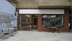 Polévkárna vhodn� vyu�ívá roz�i�ujícího se chodníku, který v lét� funguje jako p�edzahrádka. Jinak zatím zvenku �ádné zm�ny nenastaly. 