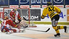 Miroslav Kop�iva (vlevo) ze Slavie zasahuje p�ed Vojt�chem Kubin�ákem z Litvínova (vpravo). 