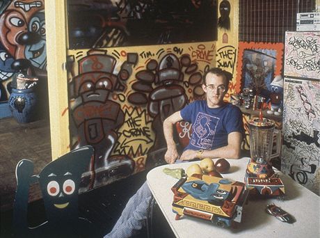 Keith Haring na snímku z roku 1983 ve svém byt na Broome Street v New Yorku 