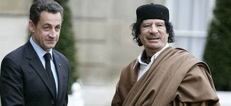 Libyjský vdce Muammar Kaddáfí (vpravo) s francouzským prezidentem Nicolasem Sarkozym na snímku z roku 2007