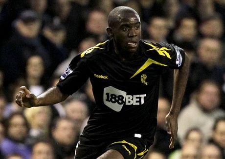 Fotbalista Boltonu Fabrice Muamba je stále v kritickém stavu, ale u dýchá bez lék 