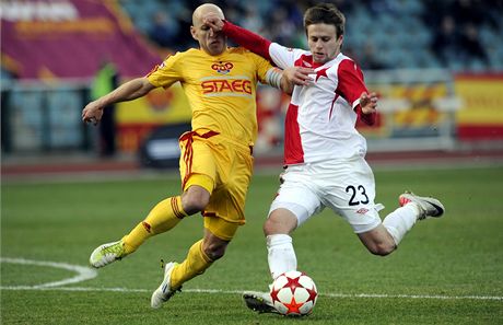 Dukla Praha - Slavia Praha. Patrik Gedeon (vlevo) z Dukly a Martin Hurka ze Slavie