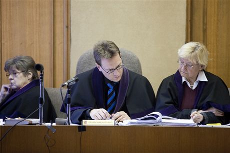 Soudce procesu s VV Jan ott a písedící Marie Jungwirthová (vpravo).