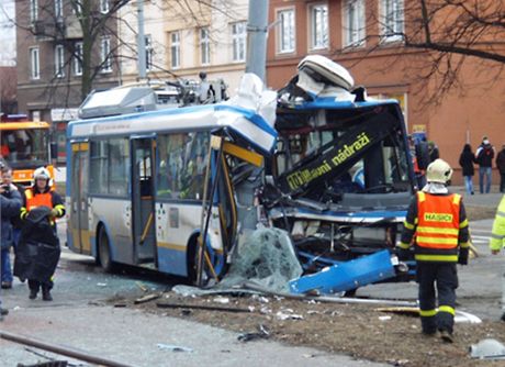 V Ostrav narazil trolejbus ze zatím neznámých dvod do sloupu.