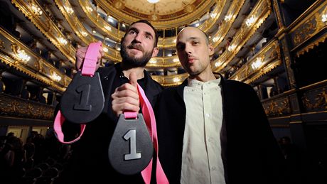 Zdenk Vacek a Daniel Pota s medailemi pro designéry roku.