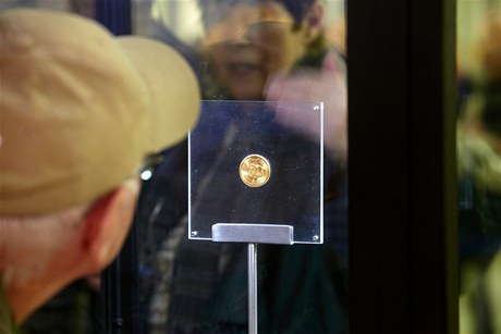 Americkou dvacetidolarovou zlatou minci Double Eagle si mete zdarma prohlédnout v praském Národním muzeu.
