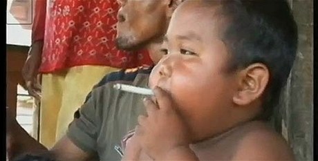 Osmiletý Indonésan má záchvaty vzteku, kdy nemá cigaretu.
