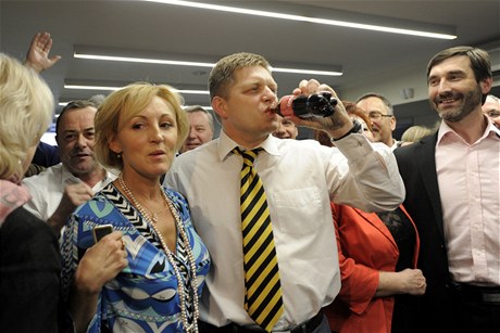 Reklama na Coca Colu? Robert Fico slaví vítzství. 