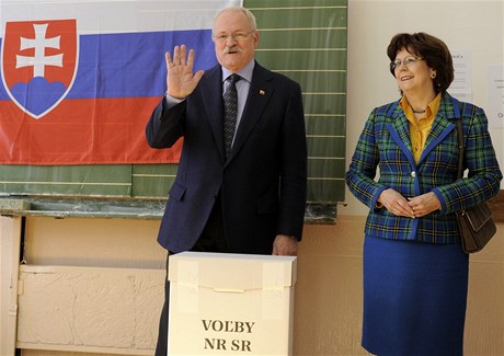 Slovenský prezident Ivan Gaparovi s manelkou Silvií hlasovali na základní kole na bratislavské Jelaiov ulici.