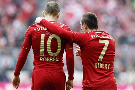 Fotbalisté Bayernu Mnichov Arjen Robben (vlevo) a Franck Ribéry