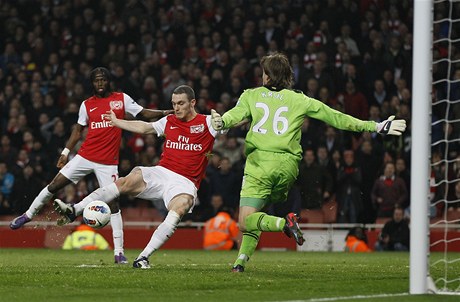 Fotbalista Arsenalu Thomas Vermaelen stílí v anglické lize vítzný gól do sít Newcastlu. Brnaká Tim Krul se natahoval marn