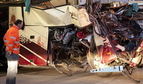 Autobus byl po nárazu zcela zdemolován.