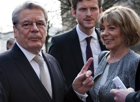 Joachim Gauck s partnerkou Danielou Schadtovou