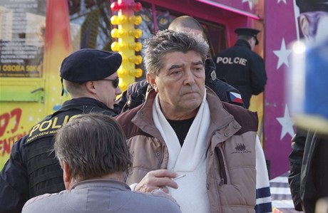 Případ dvou zraněných na Matějské pouti prošetřuje policie. Na snímku uprostřed provozovatel Matějské Václav Kočka. 