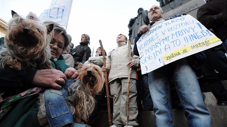 Protestující na Václavském námstí v Praze - Jejich hlavním cílem je "odstranit vládu a zkorumpované politiky napí celým politickým spektrem" 