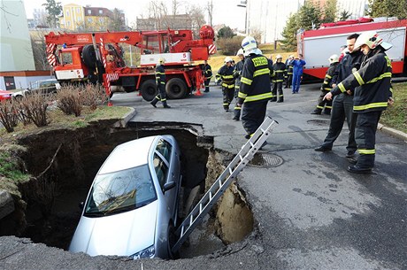 V Praze 4 se zaparkovaná koda Fabia propadla pod zem