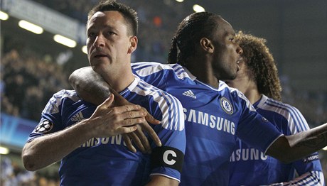 Kapitán Chelsea John Terry a Didier Drogba.