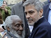 George Clooney ped súdánskou ambasádou ve Washingtonu objímá súdánského aktivistu Dicka Gregoryho