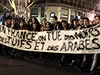 Úastníci prvodu nesou transparent hlásající "Ve Francii zabíjíme erné, idy a Araby"