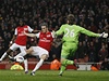 Fotbalista Arsenalu Thomas Vermaelen stílí v anglické lize vítzný gól do sít Newcastlu. Brnaká Tim Krul se natahoval marn