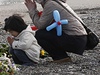 Lidé se modlí za obti zemtesení a tsunami, které zasáhly Japonsko pesn ped rokem - 11. bezna 2011.